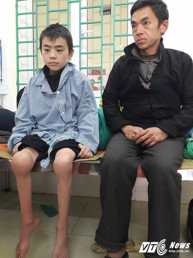 Nhói lòng cậu bé người Mông mất đi đôi chân vì căn bệnh máu không đông - Ảnh 2.