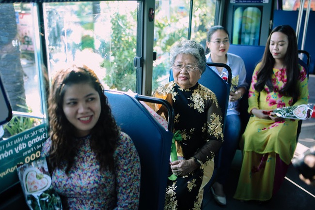 Những đóa hồng dành tặng các cô, các mẹ trên chuyến xe bus đặc biệt trong ngày 8/3 ở Sài Gòn - Ảnh 9.