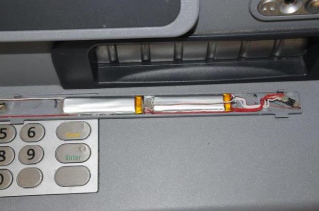 Ph&aacute;t hiện camera giấu k&iacute;n lấy trộm m&atilde; pin tại c&acirc;y ATM - Ảnh 3.