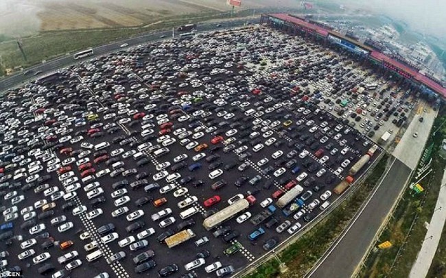 Cảnh tượng d&ograve;ng người &ugrave;n &ugrave;n rời th&agrave;nh phố m&ugrave;a lễ hội chỉ nh&igrave;n th&ocirc;i đ&atilde; muốn nghẹt thở - Ảnh 10.