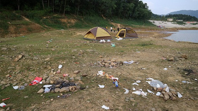 Hà Nội: Du khách hạ trại bên hồ Hàm Lợn ngập rác thải - Ảnh 3.