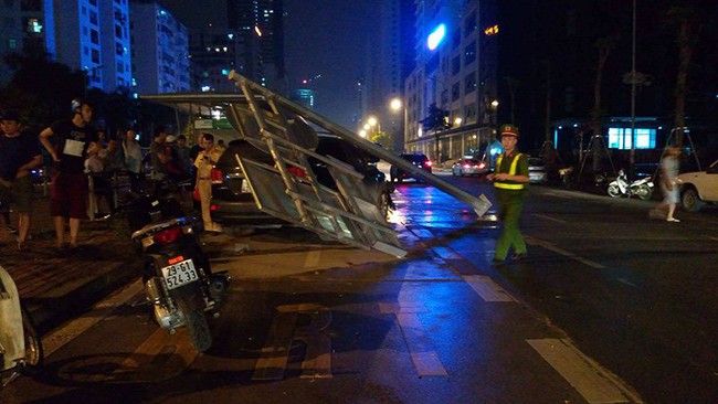 Hà Nội: Xế hộp mất lái đâm đổ cột biển BRT - Ảnh 3.