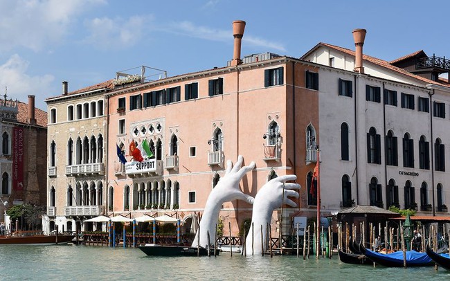 Chẳng ai ngờ rằng những bàn tay mọc từ dưới kênh tại Venice đầy quái đản lại mang thông điệp ý nghĩa đến vậy - Ảnh 3.