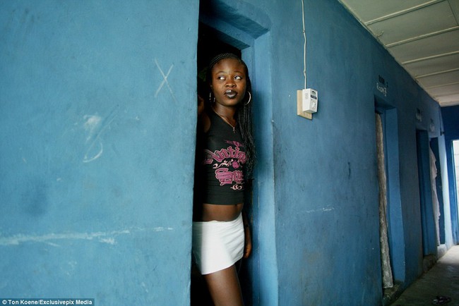 Bên trong nhà thổ nơi hàng chục nghìn gái mại dâm nhiễm HIV hành nghề và reo rắc nỗi kinh hoàng cho nhân loại - Ảnh 14.