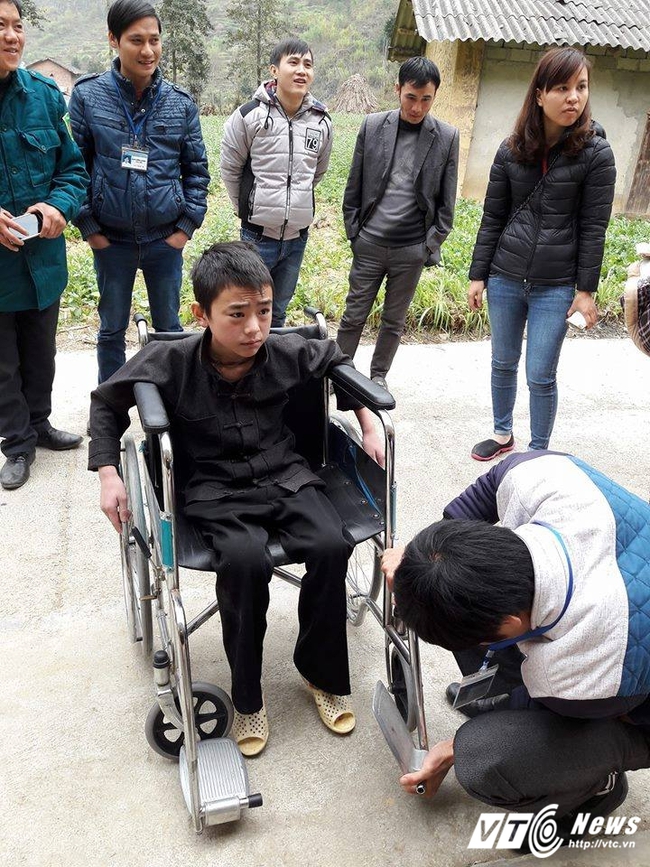 Nhói lòng cậu bé người Mông mất đi đôi chân vì căn bệnh máu không đông - Ảnh 3.