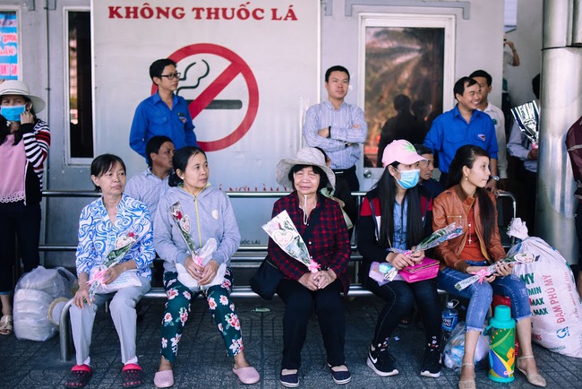 Những đóa hồng dành tặng các cô, các mẹ trên chuyến xe bus đặc biệt trong ngày 8/3 ở Sài Gòn - Ảnh 12.