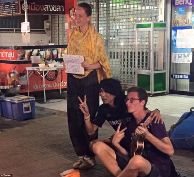 L&agrave;n s&oacute;ng du kh&aacute;ch phương T&acirc;y tới c&aacute;c nước ch&acirc;u &Aacute; xin tiền đi du lịch bị chỉ tr&iacute;ch gay gắt - Ảnh 3.