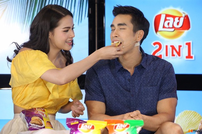 Cặp đôi vàng Nadech - Yaya lại khiến fan thích mê vì bón cho nhau tình tứ tại sự kiện - Ảnh 1.