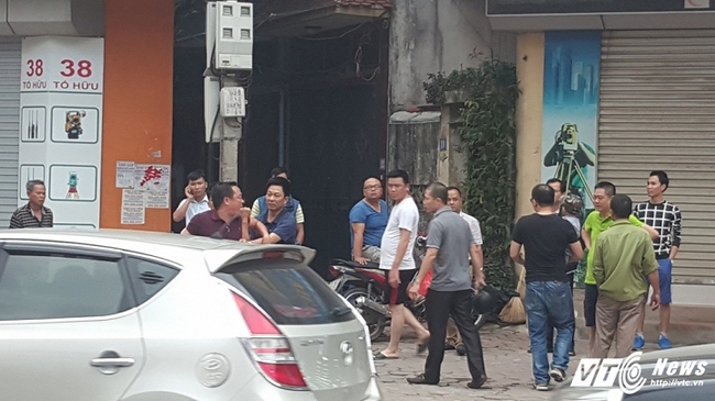 Video: Đi vào làn BRT, người trên ô tô hung hăng đánh tài xế xe máy - Ảnh 5.