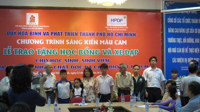 Sáng kiến Màu cam trao học bổng, xe đạp cho con em gia đình nạn nhân chất độc da cam - Ảnh 4.