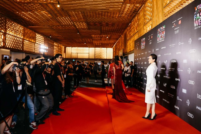 Cầu kỳ làm chi, cứ đơn giản tinh tế như Fashionista Trâm Nguyễn lại nổi bật ở VIFW 2017 - Ảnh 4.