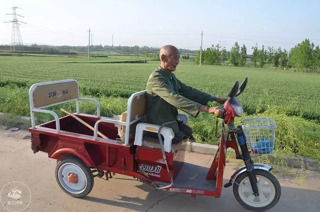 M&acirc;́t cả hai ch&acirc;n, &ocirc;ng lão v&acirc;̃n chăm sóc gia đình su&ocirc;́t 40 năm  - Ảnh 4.