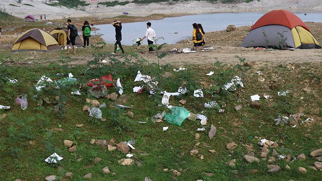 Hà Nội: Du khách hạ trại bên hồ Hàm Lợn ngập rác thải - Ảnh 4.