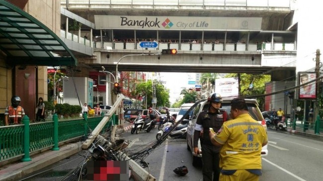 Đang đứng chờ đ&egrave;n đỏ, c&ocirc; g&aacute;i thiệt mạng v&igrave; bị cột điện rơi tr&uacute;ng người - Ảnh 3.