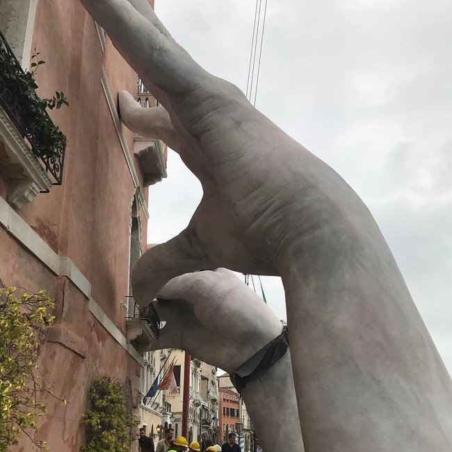 Chẳng ai ngờ rằng những bàn tay mọc từ dưới kênh tại Venice đầy quái đản lại mang thông điệp ý nghĩa đến vậy - Ảnh 4.