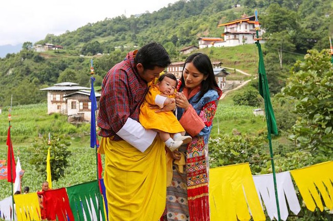 Mới ngày nào còn đang ẵm ngửa, hoàng tử Bhutan giờ đã 1 tuổi và trông cực kỳ dễ thương! - Ảnh 5.