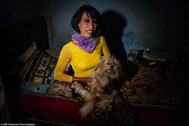 Chùm ảnh: Cuộc sống tủi nhục của người chuyển giới Indonesia - Ảnh 10.