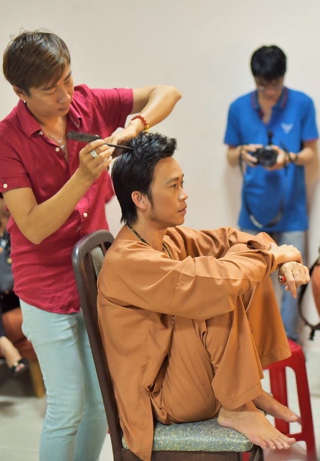 Trong hậu trường, gi&aacute;m khảo Ho&agrave;i Linh sở hữu d&aacute;ng ngồi kh&ocirc;ng lẫn v&agrave;o đ&acirc;u được! - Ảnh 10.