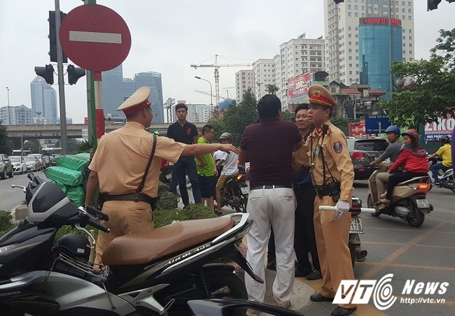 Video: Đi vào làn BRT, người trên ô tô hung hăng đánh tài xế xe máy - Ảnh 6.