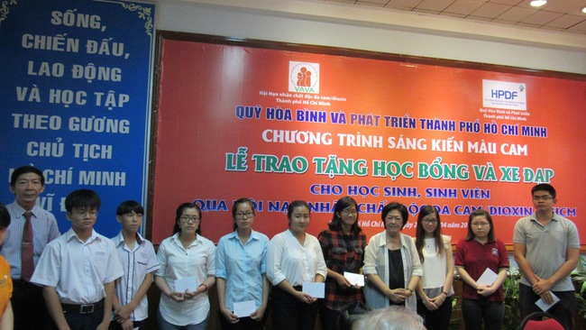 Sáng kiến Màu cam trao học bổng, xe đạp cho con em gia đình nạn nhân chất độc da cam - Ảnh 5.