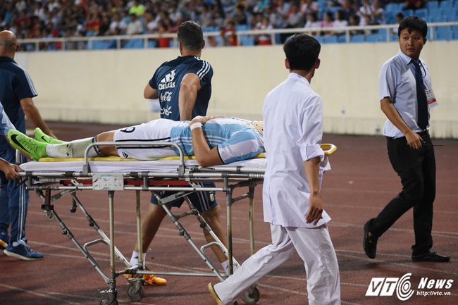 Nhân viên y tế Việt Nam đi dép tổ ong phục vụ trận đấu bạc tỷ U22 Việt Nam vs U20 Argentina - Ảnh 5.