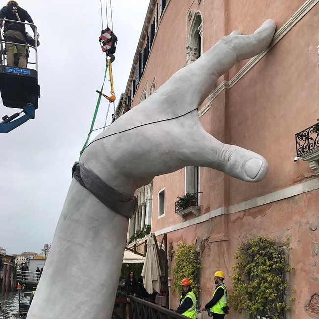 Chẳng ai ngờ rằng những bàn tay mọc từ dưới kênh tại Venice đầy quái đản lại mang thông điệp ý nghĩa đến vậy - Ảnh 5.