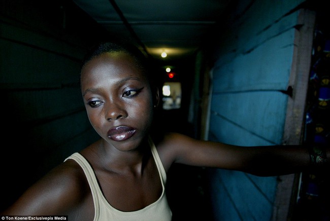 Bên trong nhà thổ nơi hàng chục nghìn gái mại dâm nhiễm HIV hành nghề và reo rắc nỗi kinh hoàng cho nhân loại - Ảnh 6.