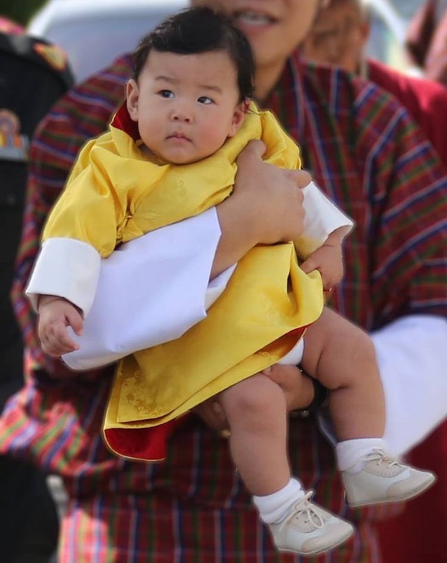 Mới ngày nào còn đang ẵm ngửa, hoàng tử Bhutan giờ đã 1 tuổi và trông cực kỳ dễ thương! - Ảnh 6.