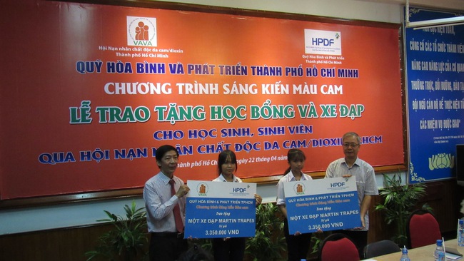 Sáng kiến Màu cam trao học bổng, xe đạp cho con em gia đình nạn nhân chất độc da cam - Ảnh 6.