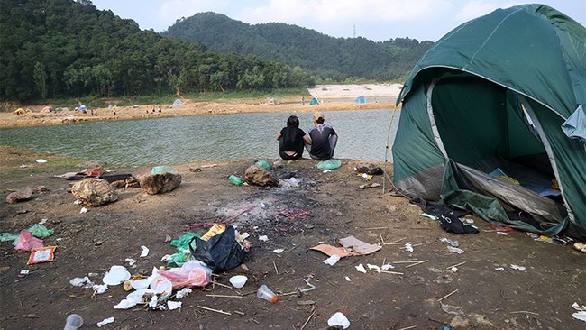 Hà Nội: Du khách hạ trại bên hồ Hàm Lợn ngập rác thải - Ảnh 6.