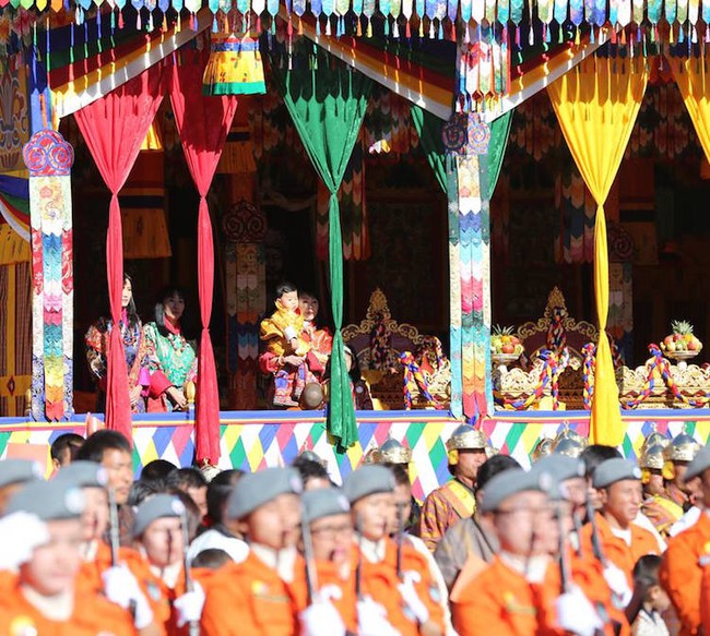 Mới ngày nào còn đang ẵm ngửa, hoàng tử Bhutan giờ đã 1 tuổi và trông cực kỳ dễ thương! - Ảnh 7.