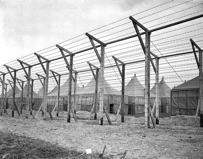 18 hình ảnh lịch sử ám ảnh về cuộc sống bị giam lỏng của người Mỹ gốc Nhật tại các trại tập trung - Ảnh 4.