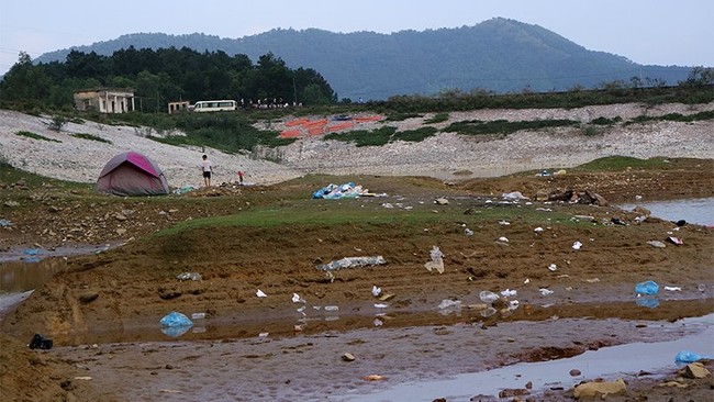 Hà Nội: Du khách hạ trại bên hồ Hàm Lợn ngập rác thải - Ảnh 7.