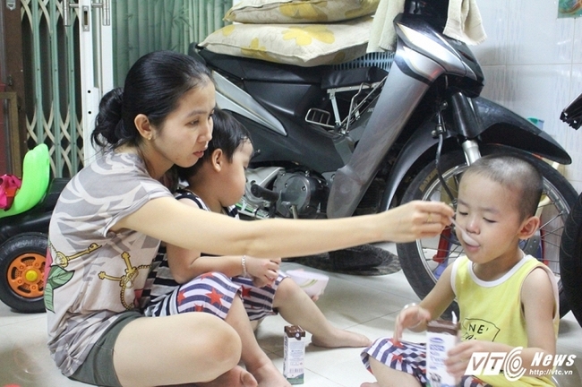 Gia đình sinh 5 đầu tiên ở Việt Nam: Tết, chồng tôi vẫn chạy xe suốt đêm để nuôi con - Ảnh 6.
