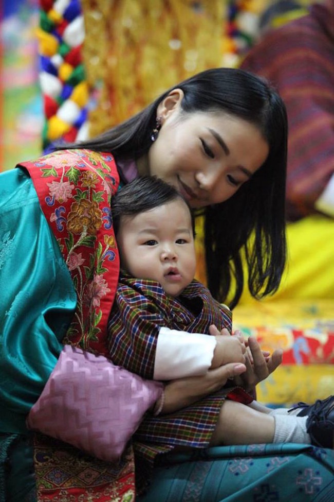 Mới ngày nào còn đang ẵm ngửa, hoàng tử Bhutan giờ đã 1 tuổi và trông cực kỳ dễ thương! - Ảnh 8.