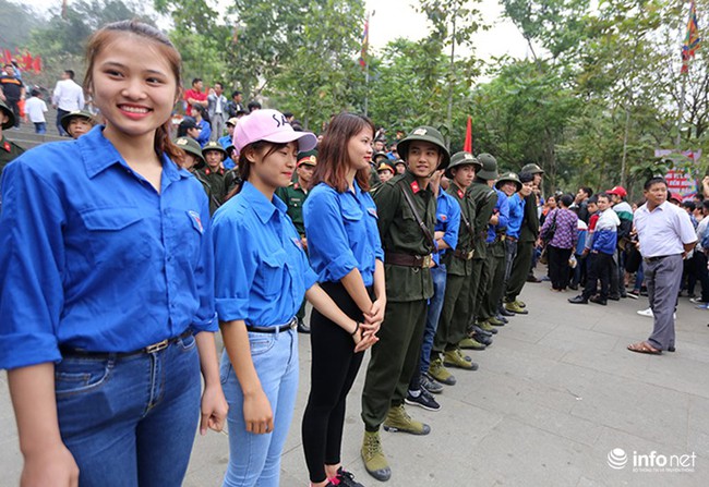 Lạ lùng cảnh Đ&ecirc;̀n Hùng ngày Gi&ocirc;̃ T&ocirc;̉ kh&ocirc;ng ùn tắc, chen l&acirc;́n - Ảnh 8.