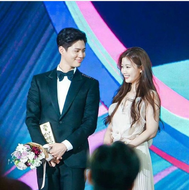 Khi mọi người chú ý vào thảm đỏ Baeksang, có một Kim Yoo Jung thầm lặng chỉnh áo cho Park Bo Gum - Ảnh 8.