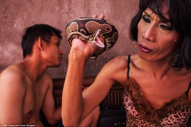 Chùm ảnh: Cuộc sống tủi nhục của người chuyển giới Indonesia - Ảnh 5.
