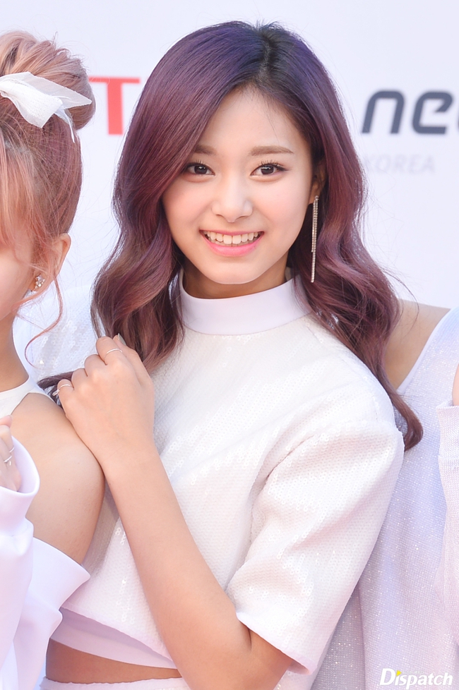 Đến Dispatch cũng b&oacute; tay kh&ocirc;ng chọn nổi Somi (I.O.I) hay Tzuyu (TWICE) đẹp hơn - Ảnh 14.
