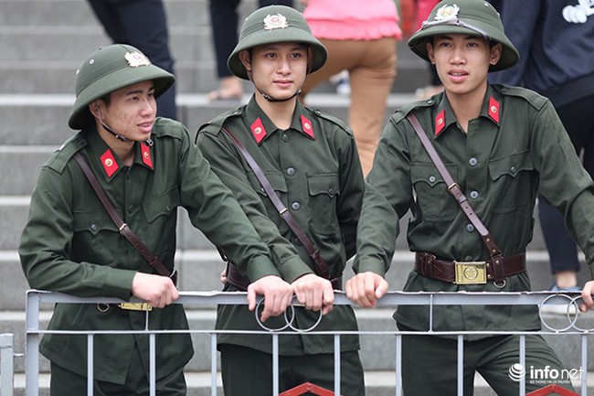 Lạ lùng cảnh Đ&ecirc;̀n Hùng ngày Gi&ocirc;̃ T&ocirc;̉ kh&ocirc;ng ùn tắc, chen l&acirc;́n - Ảnh 9.
