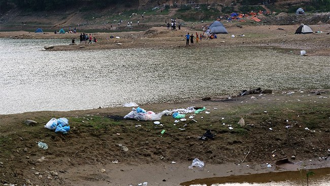 Hà Nội: Du khách hạ trại bên hồ Hàm Lợn ngập rác thải - Ảnh 9.