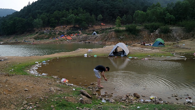 Hà Nội: Du khách hạ trại bên hồ Hàm Lợn ngập rác thải - Ảnh 10.