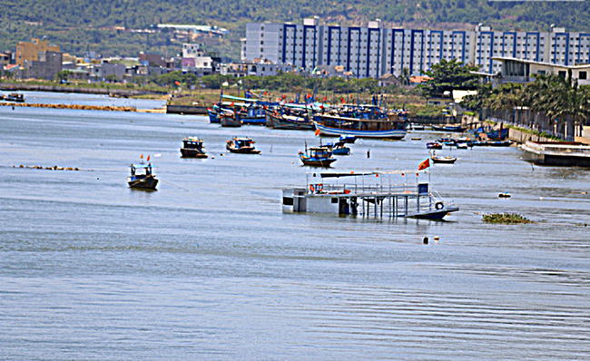 Vắng luật sư, phiên tòa xét xử vụ lật tàu trên sông Hàn khiến 3 người chết ở Đà Nẵng bị hoãn - Ảnh 2.