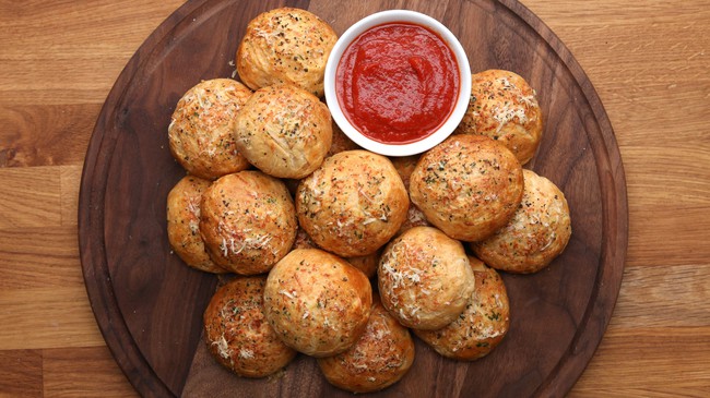 Giờ ai c&ograve;n ăn pizza truyền thống nữa, pizza vi&ecirc;n độc đ&aacute;o v&agrave; ngon thế n&agrave;y cơ m&agrave;? - Ảnh 1.