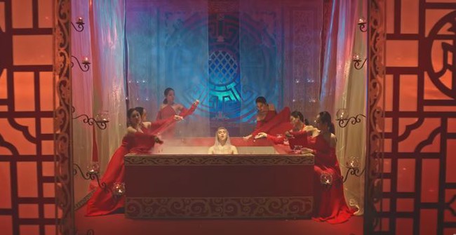 Đ&ecirc;m giao thừa, say sưa mơ hồ trong MV Lạc tr&ocirc;i của Sơn T&ugrave;ng M-TP - Ảnh 4.