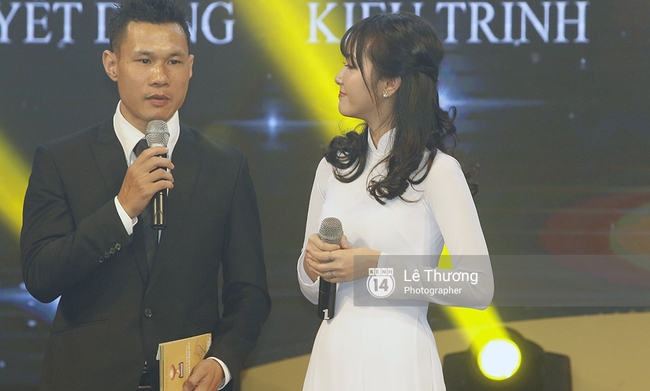 Th&aacute;nh nữ bolero Jang Mi v&agrave; những pha kh&oacute; đỡ trong đ&ecirc;m Gala Quả b&oacute;ng v&agrave;ng Việt Nam 2016 - Ảnh 3.