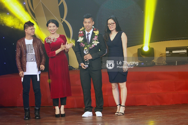 Th&aacute;nh nữ bolero Jang Mi v&agrave; những pha kh&oacute; đỡ trong đ&ecirc;m Gala Quả b&oacute;ng v&agrave;ng Việt Nam 2016 - Ảnh 5.