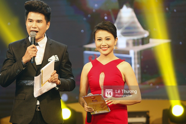 Thánh nữ bolero Jang Mi và những pha khó đỡ trong đêm Gala Quả bóng vàng Việt Nam 2016 - Ảnh 2.