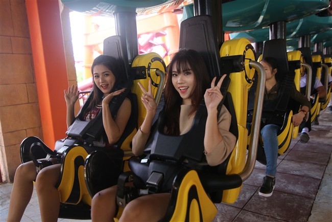 Trải nghiệm t&agrave;u lượn dạng treo cực đỉnh tại Asia Park - Ảnh 6.