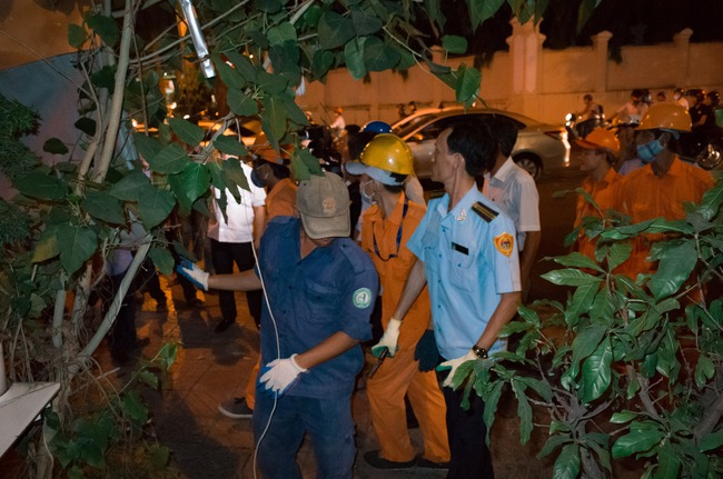 Nhiều chủ kh&aacute;ch sạn ở quận 1 cuống cuồng &ocirc;m bảng hiệu chạy v&agrave;o nh&agrave; khi thấy lực lượng đi dẹp vỉa h&egrave; - Ảnh 10.
